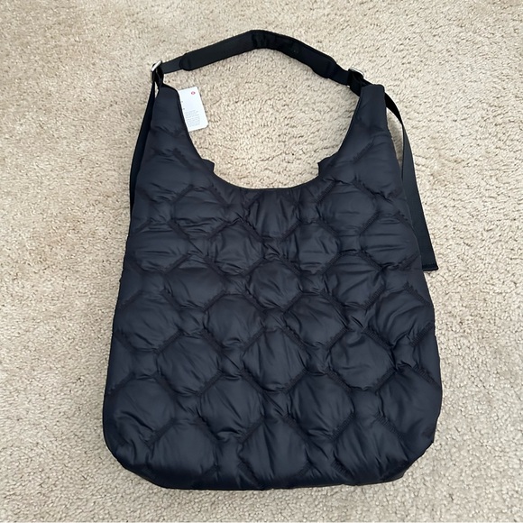 Lululemon Guilty Pleasures Shoulder Bag 14L in Black NWT - Picture 12 of 16